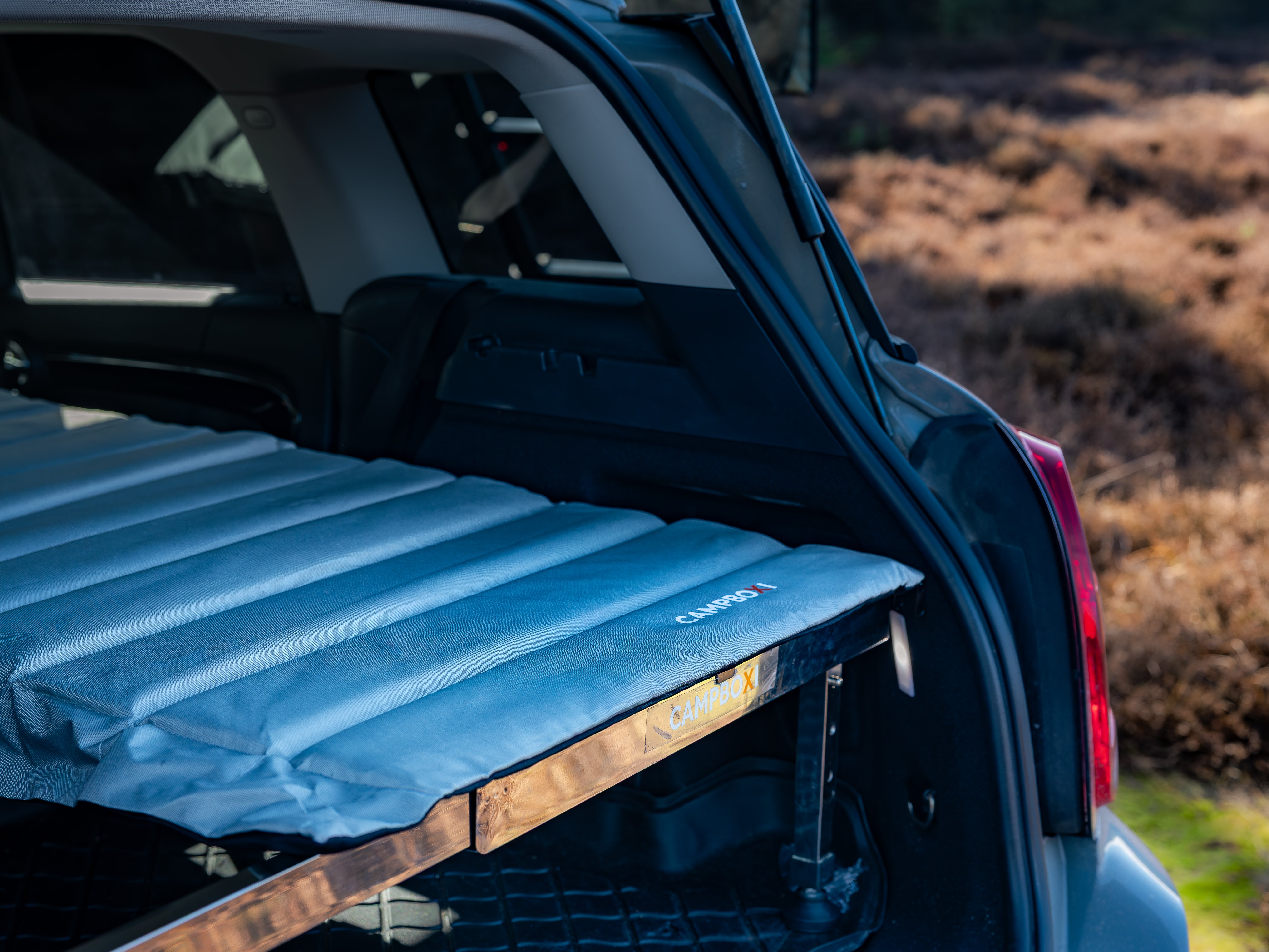 CampBoxi Unifit - Flexibel och justerbar sängram för din vardagsbil