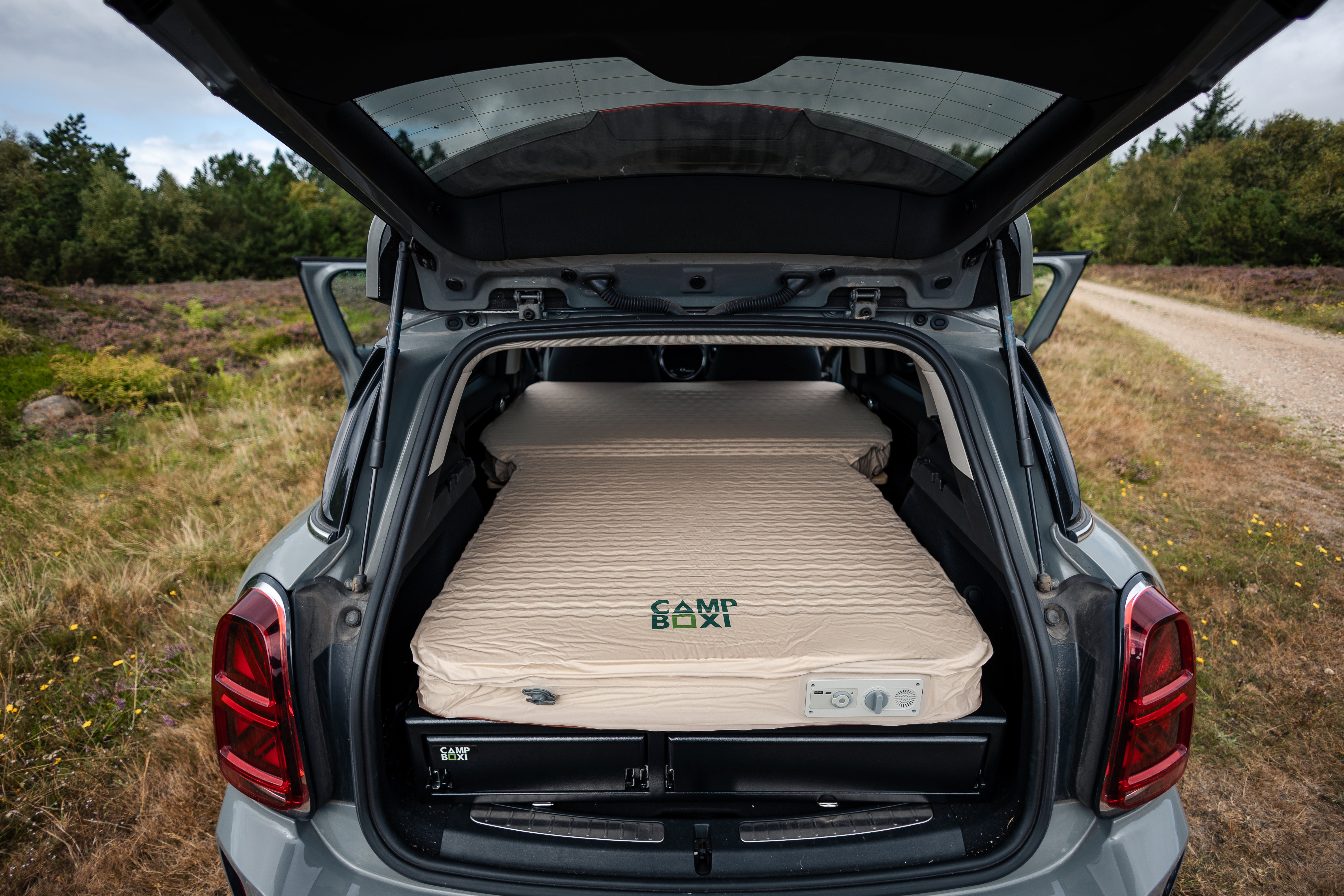 CampBoxi LUX Air - Luksus selvoppustelig bilmadras med integreret pumpe