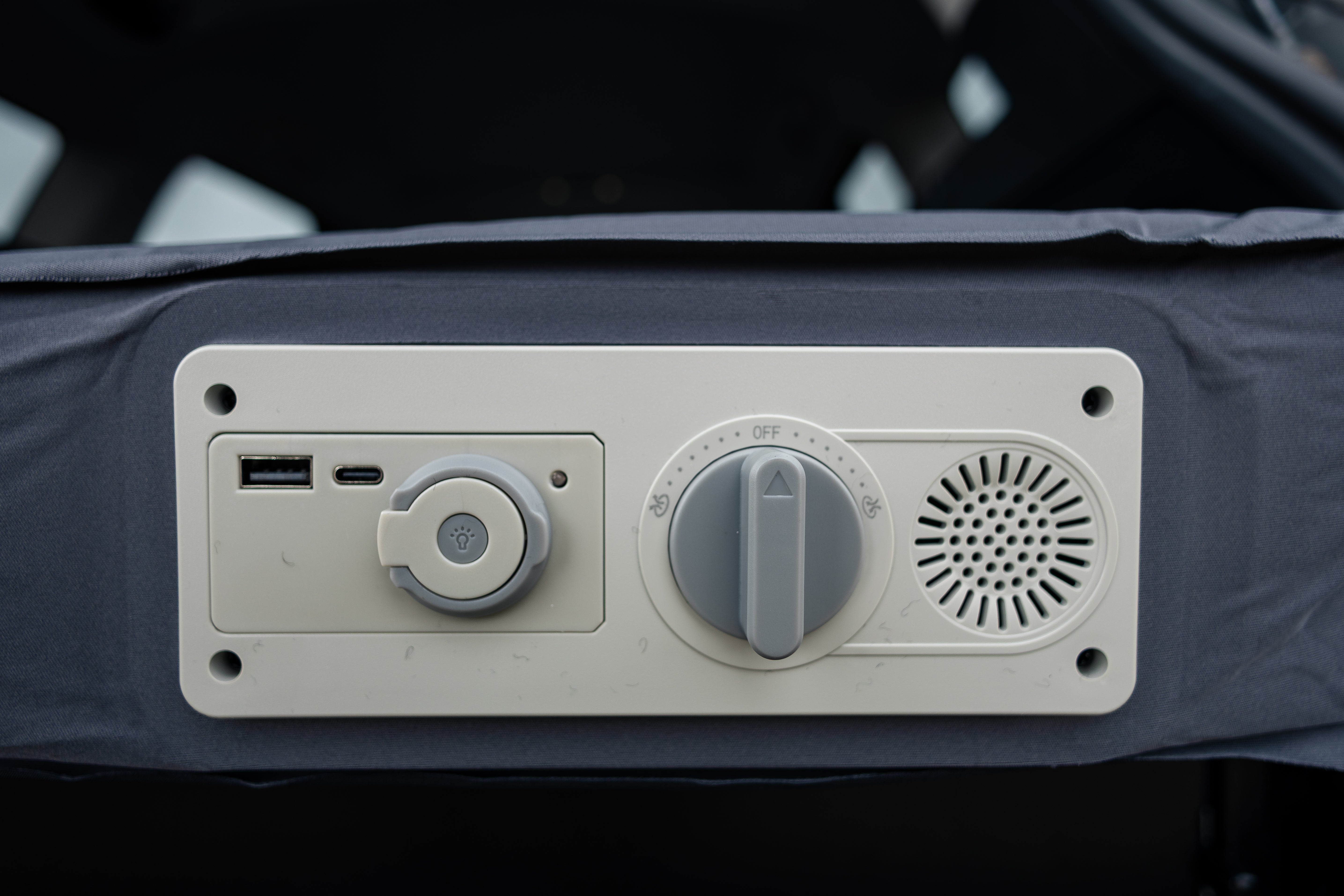 CampBoxi LUX Air - Luksus selvoppustelig bilmadras med integreret pumpe