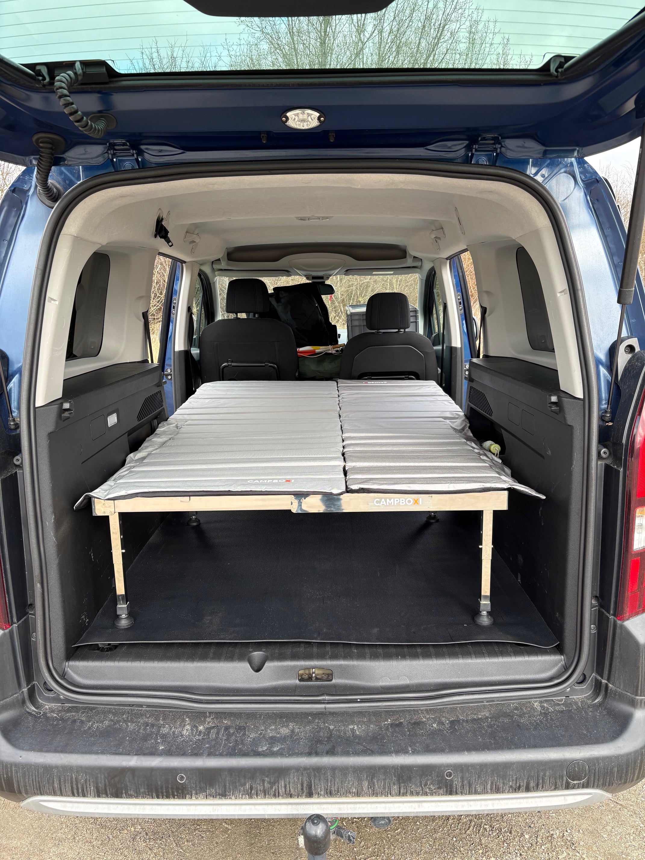 CampBoxi Unifit - Fleksibel og justerbar sengeramme til din hverdagsbil