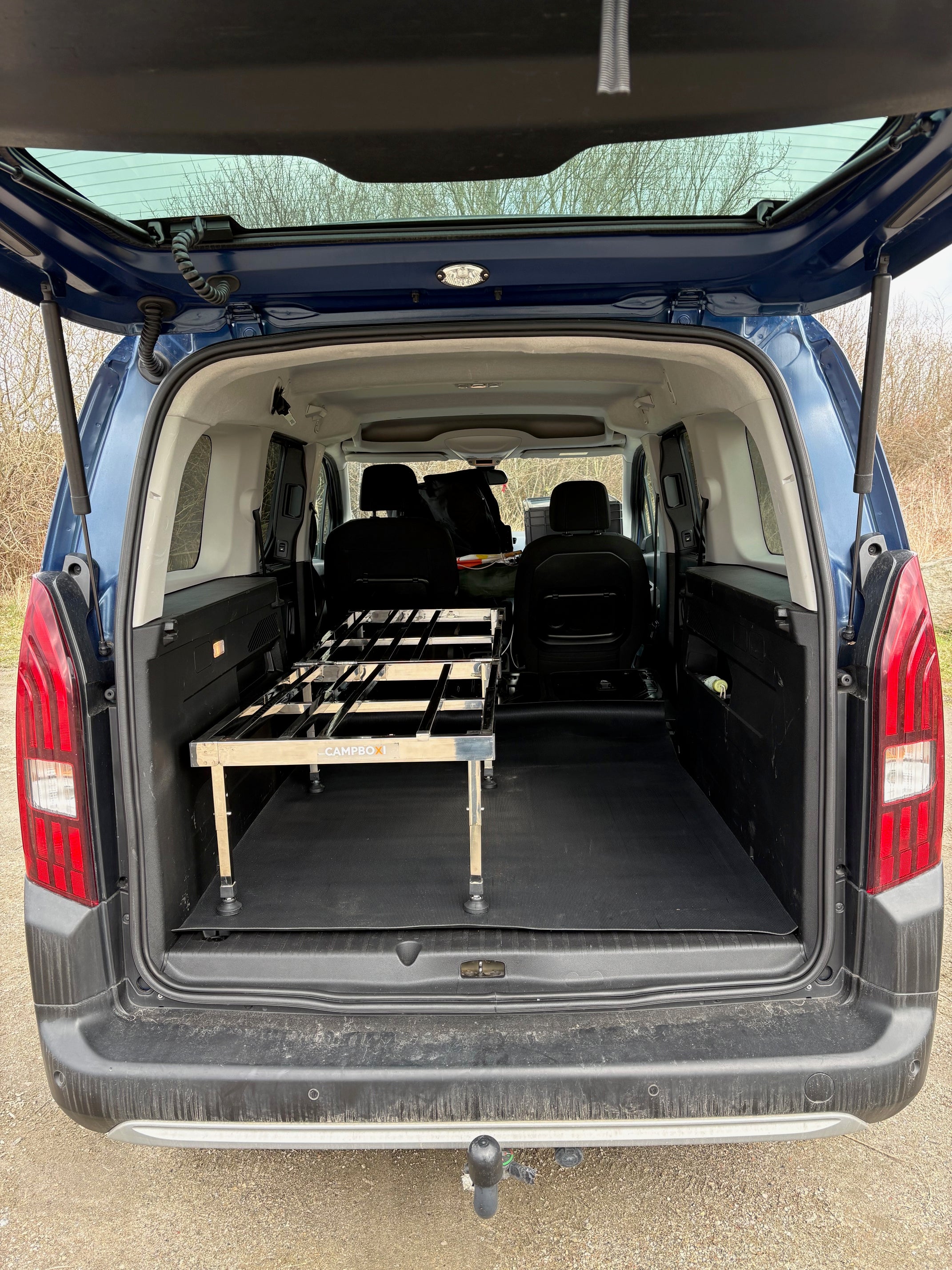 CampBoxi Unifit - Fleksibel og justerbar sengeramme til din hverdagsbil