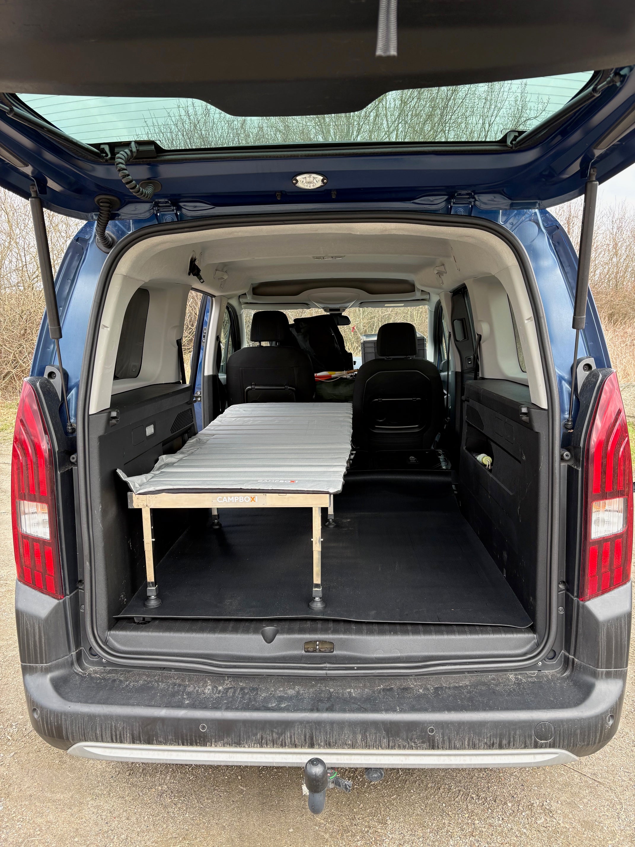 CampBoxi Unifit - Fleksibel og justerbar sengeramme til din hverdagsbil