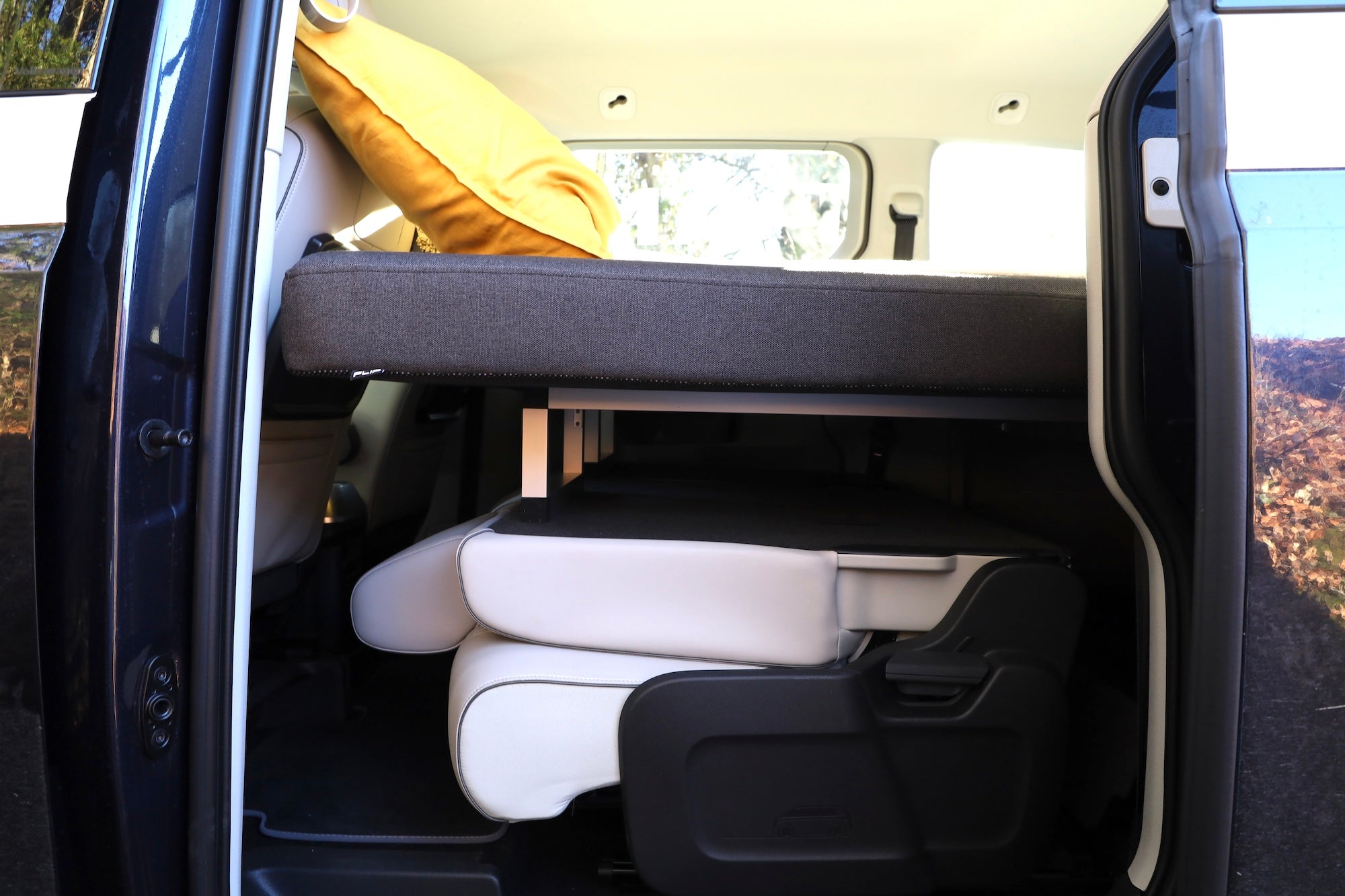 FLIP Adventure Bed – Campervan-Modul mit viel Stauraum