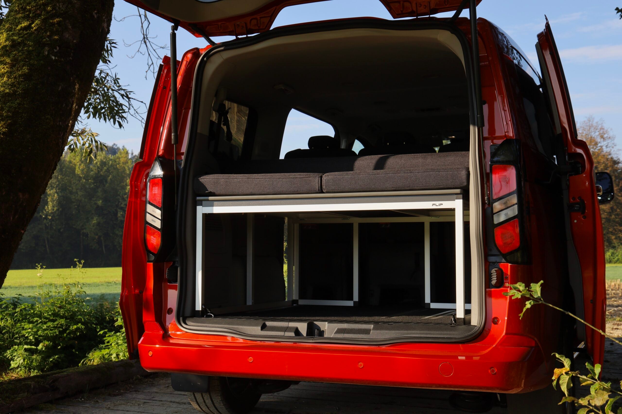 FLIP Adventure Bed – Campervan-Modul mit viel Stauraum